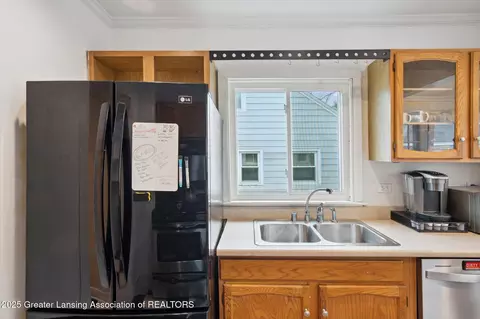 Kitchen - 2005 Forest Ave, Lansing, MI 48910 photo 4 of 5