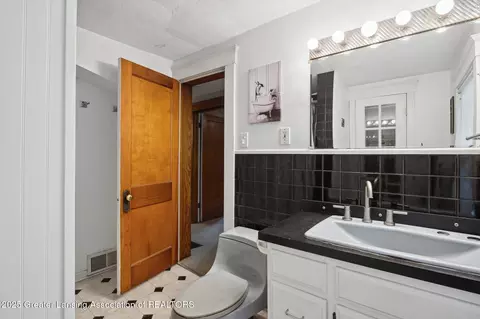 Bath - 2005 Forest Ave, Lansing, MI 48910 photo 2 of 5