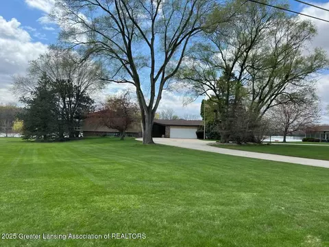 921 Riverview Dr, Alma, MI 48801 photo 2