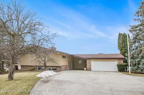 921 Riverview Dr, Alma, MI 48801 photo 3