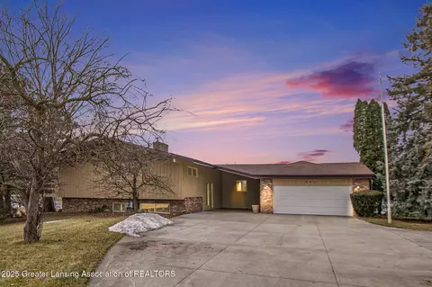 921 Riverview Dr, Alma, MI 48801