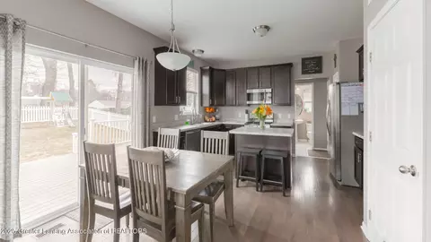 Entry Way - 860 Meadows Dr, Jackson, MI 49203 photo 4 of 9