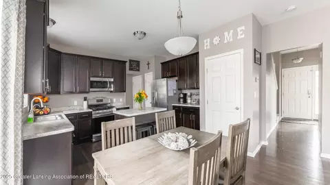 Entry Way - 860 Meadows Dr, Jackson, MI 49203 photo 5 of 9
