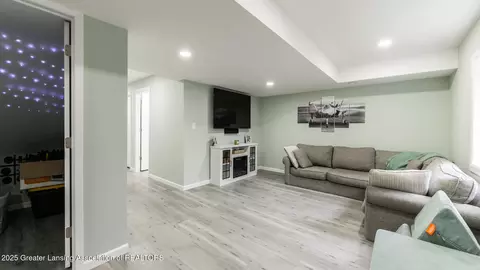 Entry Way - 860 Meadows Dr, Jackson, MI 49203 photo 9 of 9