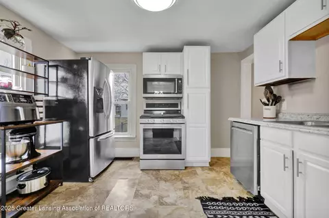 Entry Way - 533 W Maple St, Mason, MI 48854 photo 1 of 2