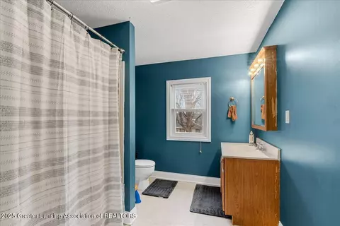 Bath - 824 Riverview Ave, Lansing, MI 48915 photo 1 of 1