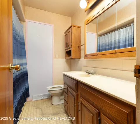 Bath - 11740 Broadbent Rd, Lansing, MI 48917 photo 2 of 3