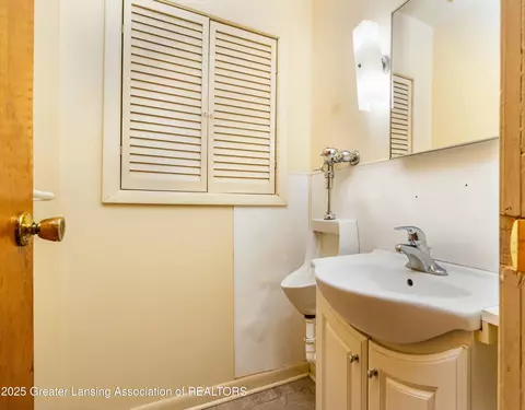 Bath - 11740 Broadbent Rd, Lansing, MI 48917 photo 3 of 3