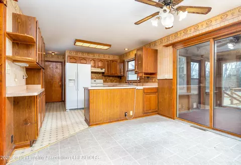 Kitchen - 11740 Broadbent Rd, Lansing, MI 48917 photo 1 of 2