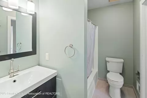 Bath - 320 Park Meadows Dr, Lansing, MI 48917 photo 4 of 4