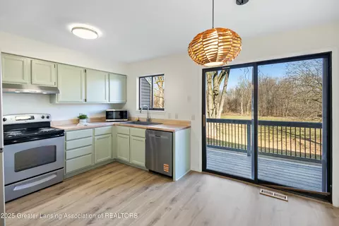 Kitchen - 320 Park Meadows Dr, Lansing, MI 48917 photo 2 of 3