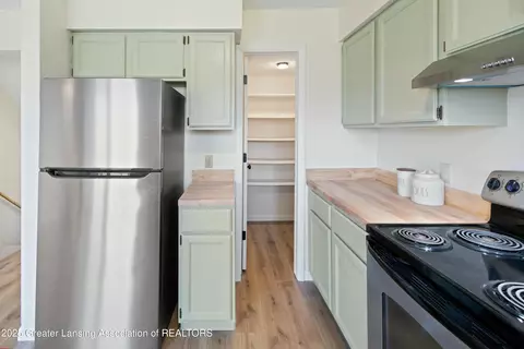 Kitchen - 320 Park Meadows Dr, Lansing, MI 48917 photo 3 of 3
