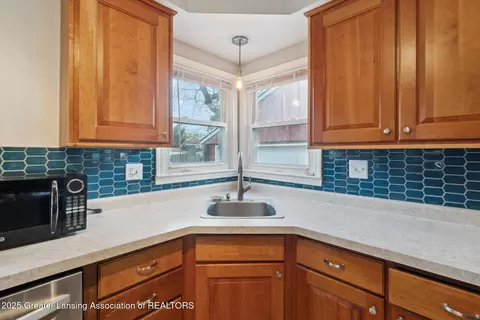 2202 Dillingham Ave, Lansing, MI 48906 photo 11