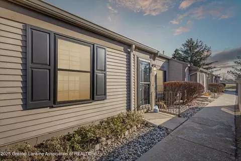 110 Park Meadows Dr, Lansing, MI 48917