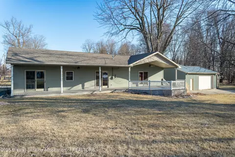 422 N Shore Dr, Crystal, MI 48818