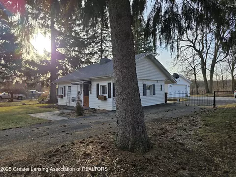 912 E Webb Dr, Dewitt, MI 48820