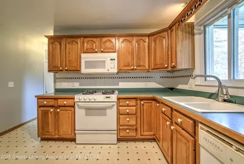 Kitchen - 4518 Sandstone Dr, Williamston, MI 48895 photo 5 of 6