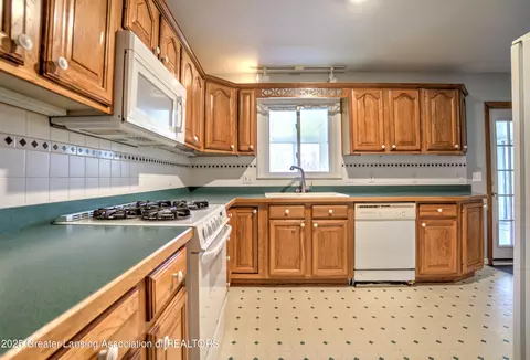 Kitchen - 4518 Sandstone Dr, Williamston, MI 48895 photo 4 of 6