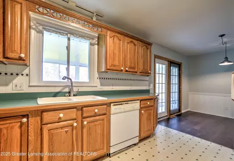 Kitchen - 4518 Sandstone Dr, Williamston, MI 48895 photo 3 of 6