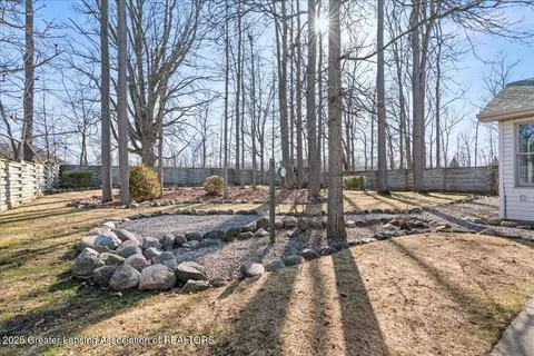 Exterior - 706 Fieldview Dr, Grand Ledge, MI 48837 photo 1 of 5