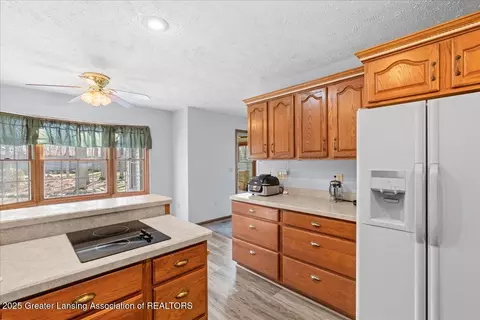 Kitchen - 706 Fieldview Dr, Grand Ledge, MI 48837 photo 4 of 7
