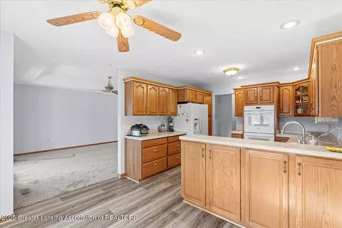 Kitchen - 706 Fieldview Dr, Grand Ledge, MI 48837 photo 2 of 7