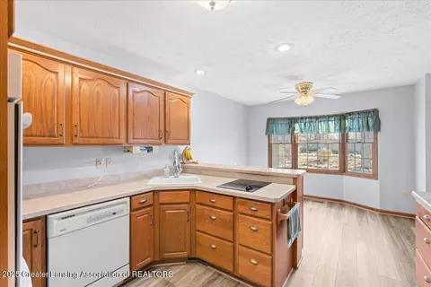 Kitchen - 706 Fieldview Dr, Grand Ledge, MI 48837 photo 3 of 7