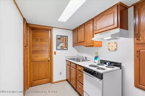 Kitchen - 706 Fieldview Dr, Grand Ledge, MI 48837 photo 6 of 7