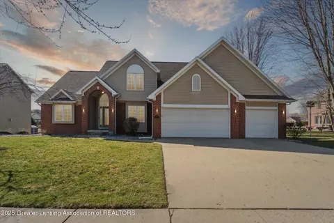 993 Saint Johns Chase, Grand Ledge, MI 48837