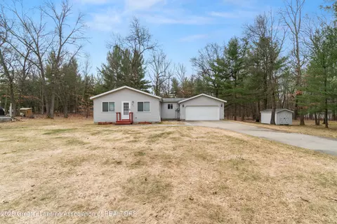 475 Goldenrod Dr, Houghton Lake, MI 48629