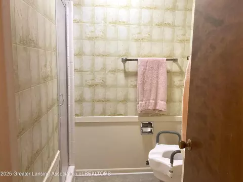 Bath - 912 Grenoble Dr #E, Lansing, MI 48917 photo 2 of 4