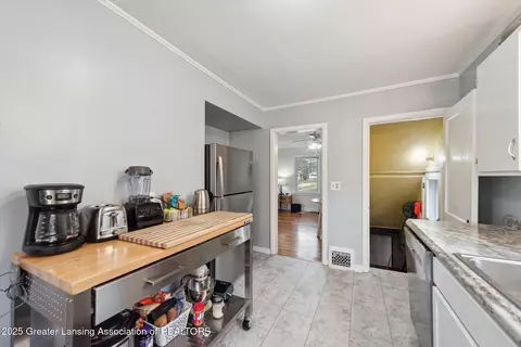 2219 Alpha St, Lansing, MI 48910 photo 9