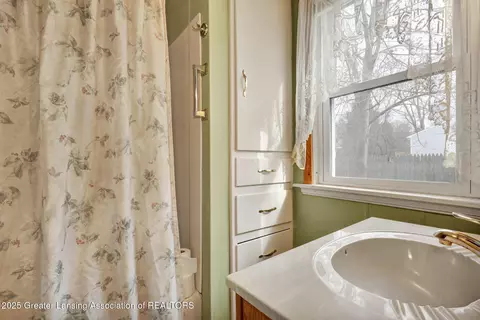 Bath - 918 Maycroft Rd, Lansing, MI 48917 photo 1 of 1