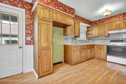 Kitchen - 918 Maycroft Rd, Lansing, MI 48917 photo 2 of 3