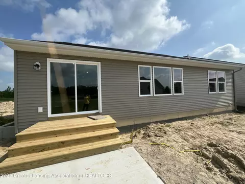6686 Castleton Dr, Grand Ledge, MI 48837