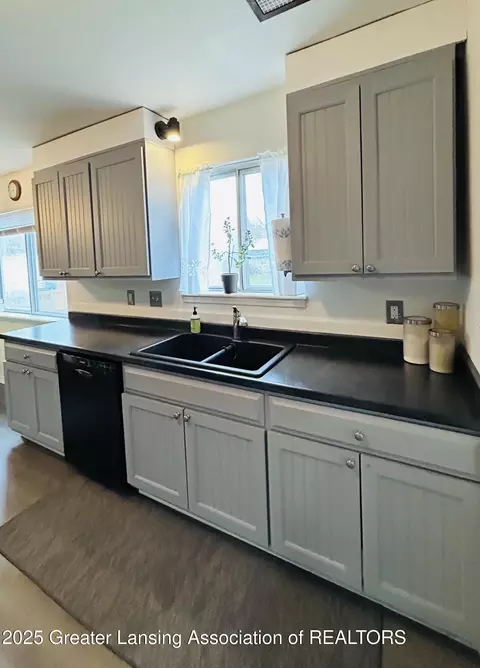 4382 Davlind Dr, Holt, MI 48842 photo 5