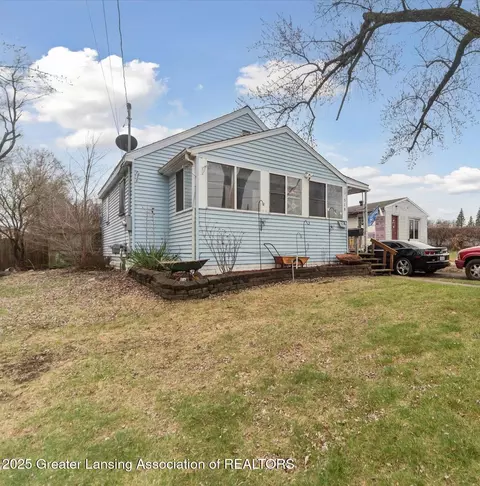518 E Willard Ave, Lansing, MI 48910 photo 2