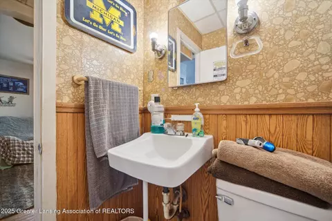 518 E Willard Ave, Lansing, MI 48910 photo 13