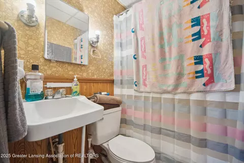 518 E Willard Ave, Lansing, MI 48910 photo 12