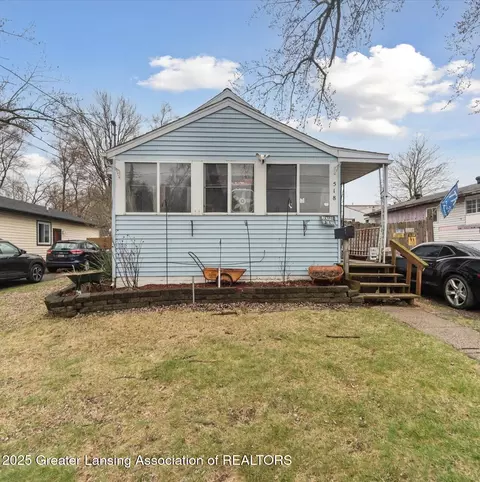 518 E Willard Ave, Lansing, MI 48910
