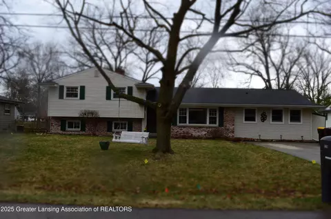 5219 Wardcliff Dr, East Lansing, MI 48823