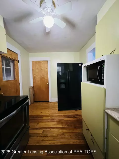 Entry Way - 712 E Cavanaugh Rd, Lansing, MI 48910 photo 2 of 2