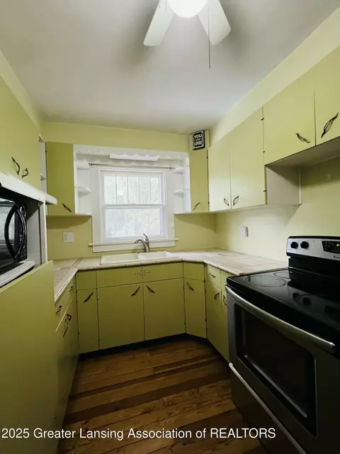 Kitchen - 712 E Cavanaugh Rd, Lansing, MI 48910 photo 2 of 2