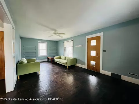 Living - 712 E Cavanaugh Rd, Lansing, MI 48910 photo 2 of 3
