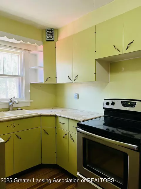 Kitchen - 712 E Cavanaugh Rd, Lansing, MI 48910 photo 1 of 2