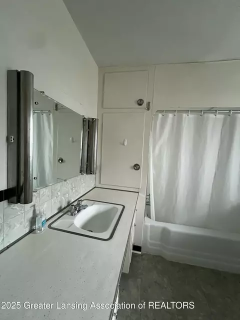 Bath - 712 E Cavanaugh Rd, Lansing, MI 48910 photo 1 of 1