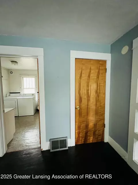 Entry Way - 712 E Cavanaugh Rd, Lansing, MI 48910 photo 1 of 2