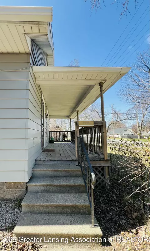 Exterior - 712 E Cavanaugh Rd, Lansing, MI 48910 photo 3 of 5