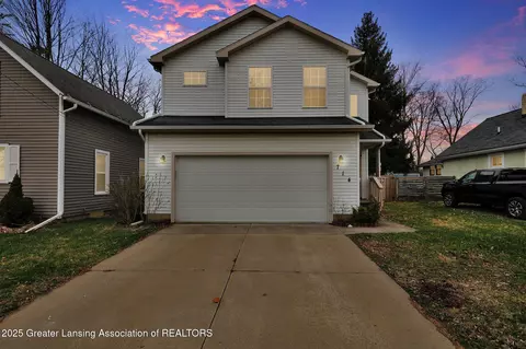714 Maple St, Grand Ledge, MI 48837