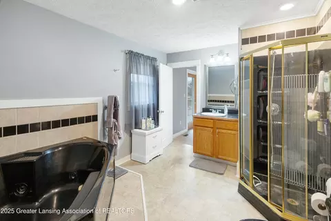 Bath - 9901 Friegel Rd, Perry, MI 48872 photo 3 of 11